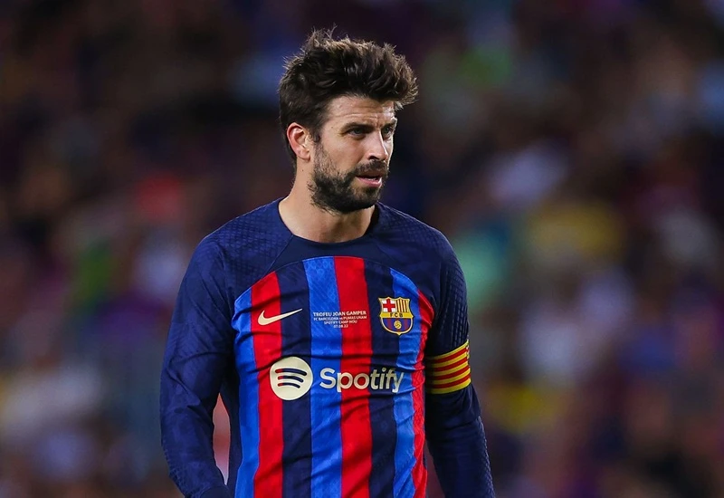 Gerard Pique bị người hâm mộ huýt sáo sau khởi đầu thất vọng.