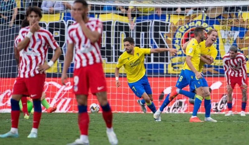 Atletico Madrid thất bại cay đắng 2-3 trên sân đối thủ áp chót bảng Cadiz.