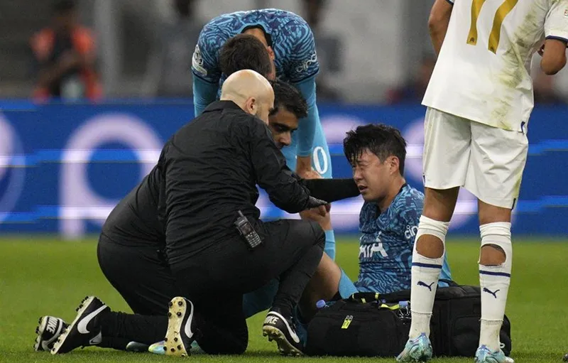Son Heung-Min buộc phải tiến hành phẫu thuật để ổn định vết rạn xương quanh mắt trái.