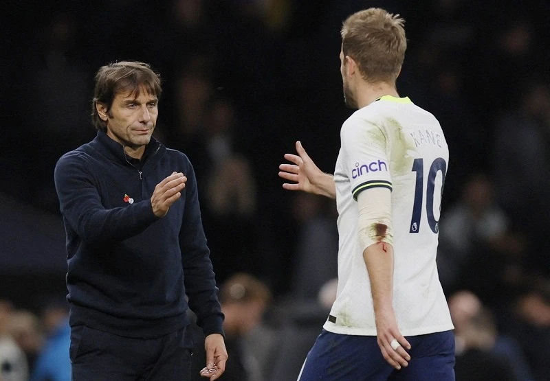 HLV Antonio Conte thất vọng sau thất bại trước Liverpool trên sân nhà. Ảnh: Getty Images 