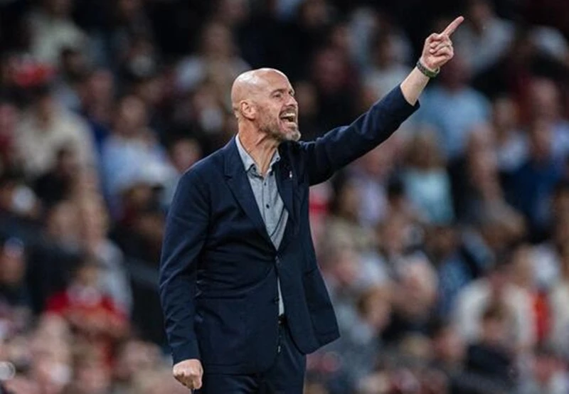 HLV Erik ten Hag bức bối trước màn thể hiện “lạc chuẩn” của đội. Ảnh: Getty Images 