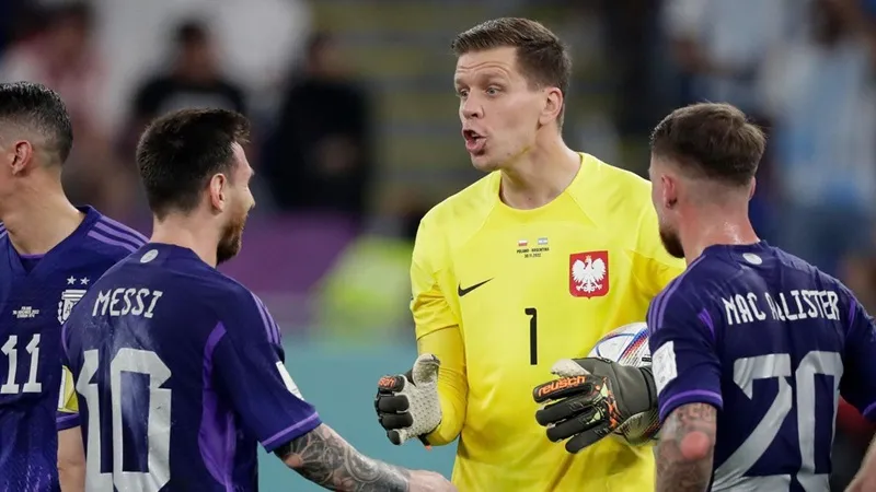 Wojciech Szczesny tiết lộ anh đã thua cược 100 EUR với Lionel Messi.