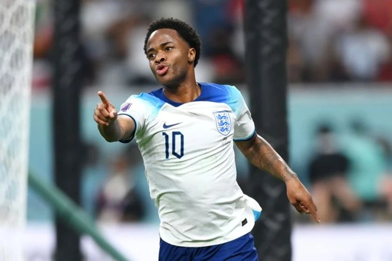 Raheem Sterling vội vã trở lại Anh sau khi nhà anh là mục tiêu của một vụ cướp có vũ trang.