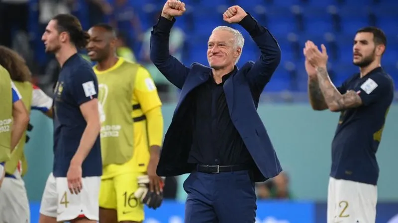 HLV Didier Deschamps thừa nhận đội tuyển của ông “có đôi chút may mắn”.