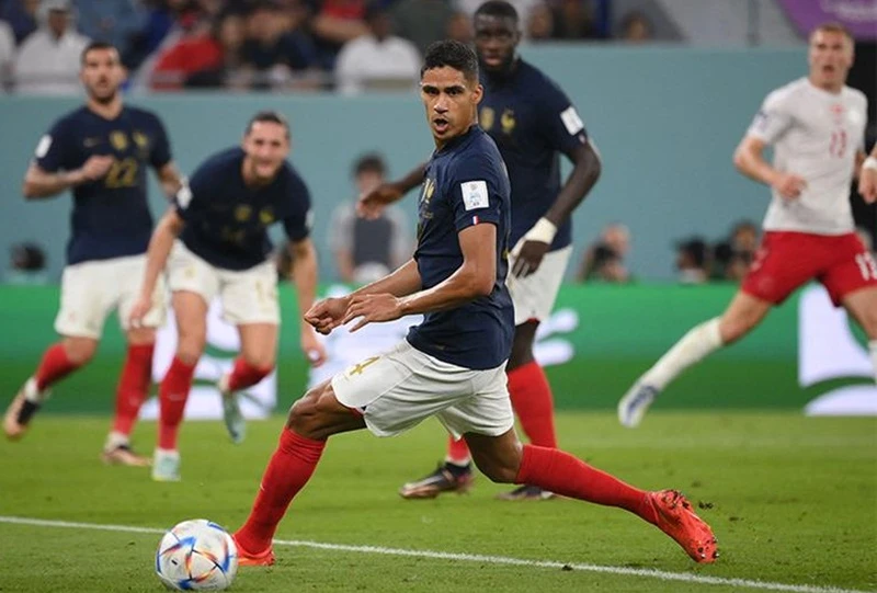 Trung vệ Raphael Varane cảnh báo tuyển Pháp cần tránh rơi vào cái bẫy tự mãn.