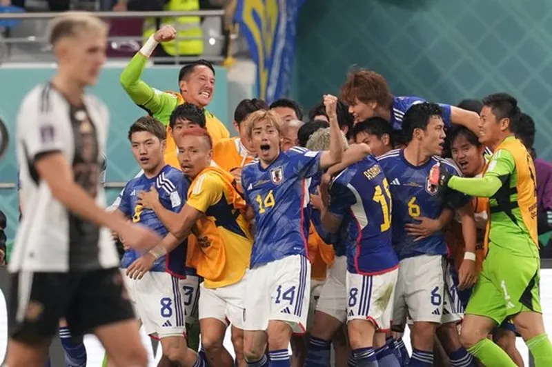 Nhật Bản ngược dòng gây sốc trước Đức