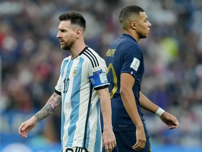 Màn chuyển giao mãn nhãn giữa Messi-Mbappe