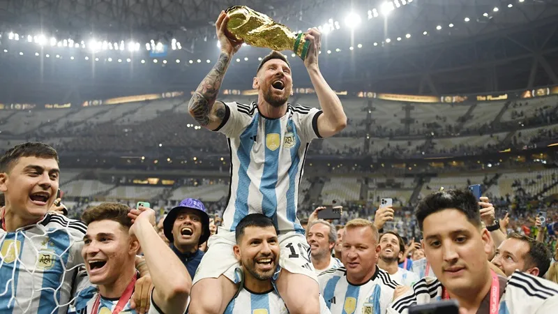 Lionel Messi cuối cùng đã thỏa nguyện với Chiếc Cúp Vàng trên tay.