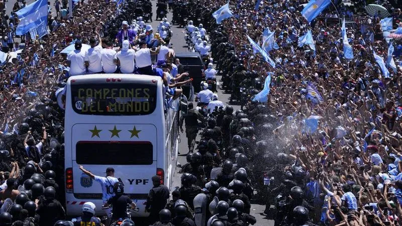 Hình ảnh tràn ngập người hâm mộ ra đường mừng chiến thắng.