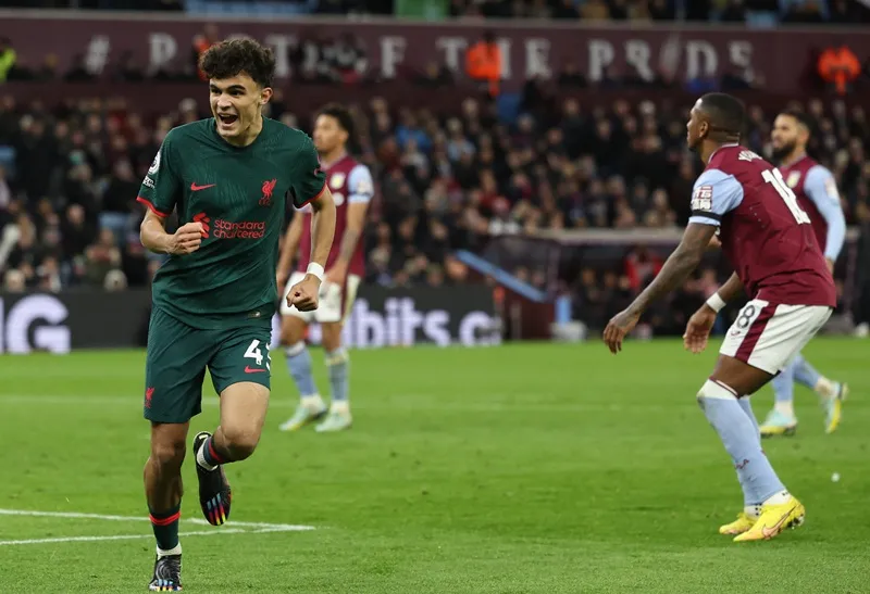 Tài năng trẻ Stefan Bajcetic đã ghi bàn ấn định chiến thắng 3-1 tại Aston Villa.