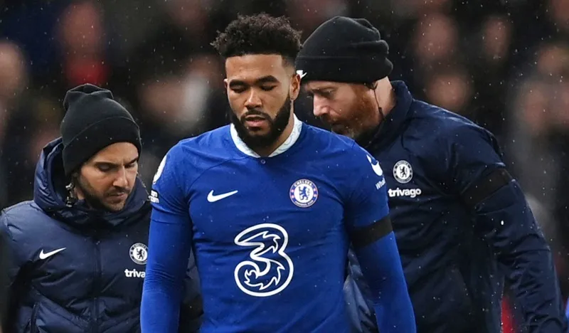 Reece James thất vọng khi anh có vẻ tái phát chấn thương đầu gối. Reece James thất vọng khi anh có vẻ tái phát chấn thương đầu gối.