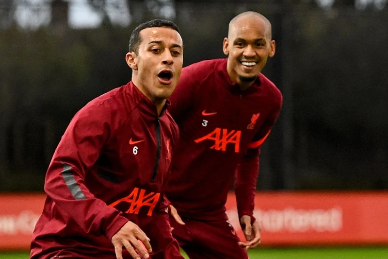 Thiago (trái) là tiền vệ gần nhất mà Liverpool mua trong 4 năm rưỡi qua, còn Fabinho thì đang già đi.