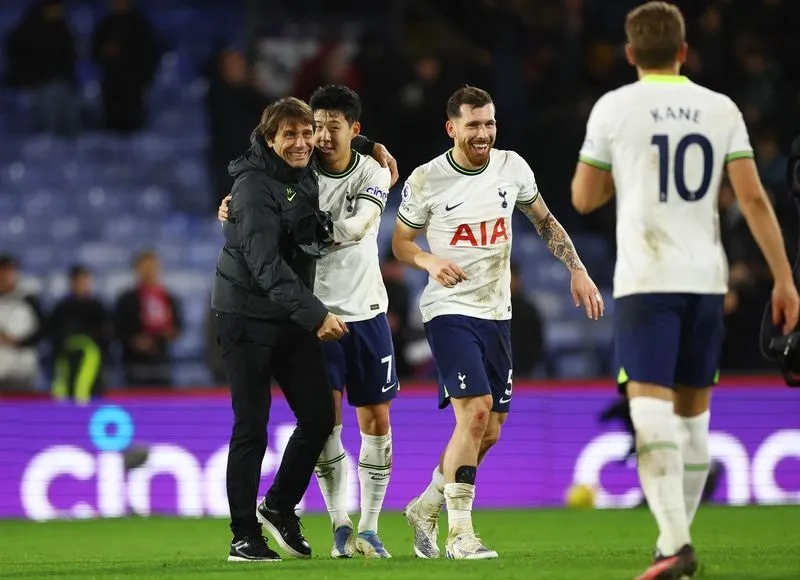 HLV Conte giảm đi áp lực trong việc tái tạo năng lượng chiến thắng cho Gà trống.