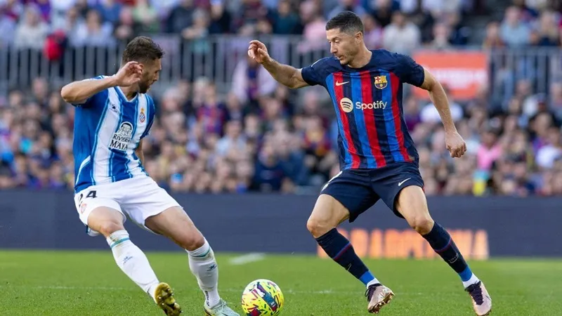 Nhưng thiếu Robert Lewandowski vì án treo giò 3 trận là thử thách lớn. Nhưng thiếu Robert Lewandowski vì án treo giò 3 trận là thử thách lớn.