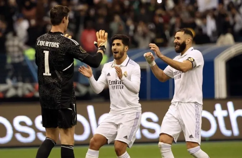 Karim Benzema chúc mừng Thibaut Courtois với pha cản phá quan trọng trong loạt sút luân lưu.