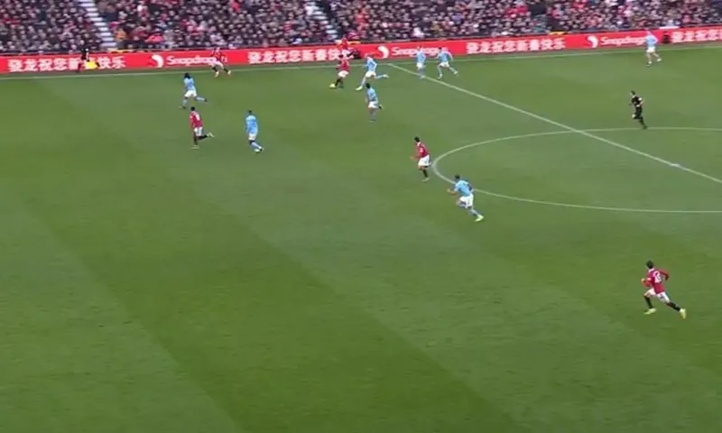 Manuel Akanji đã đứng yên khi Rashford đã việt vị. Manuel Akanji đã đứng yên khi Rashford đã việt vị.