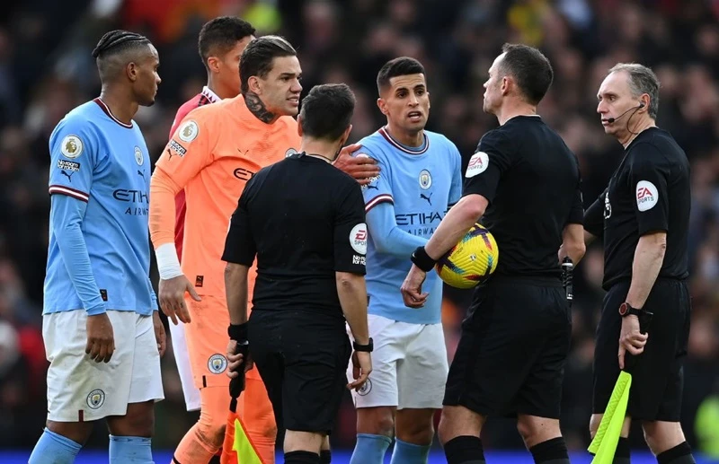 Cầu thủ Man.City đã bao vây các trọng tài trong đường hầm sân Old Trafford sau thất bại trong trận derby Manchester gây tranh cãi.