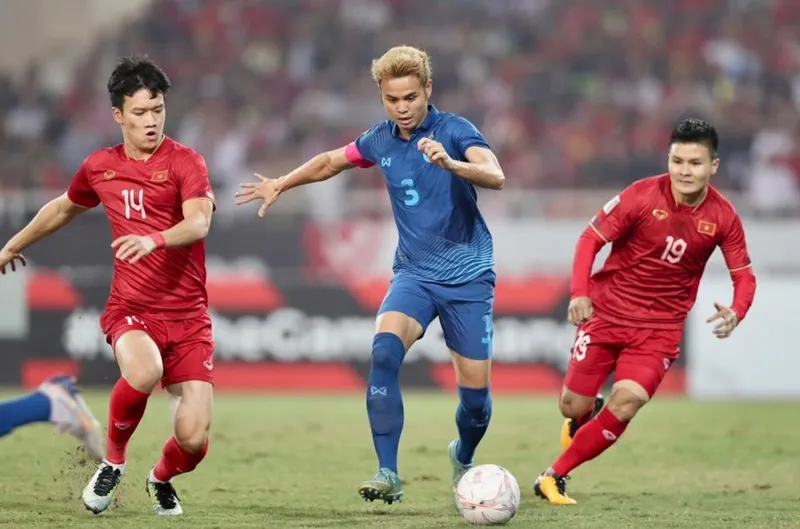 Theerathon Bunmathan chuyển vào đá tiền vệ tổ chức và lấy luôn giải “Cầu thủ xuất sắc nhất giải”.