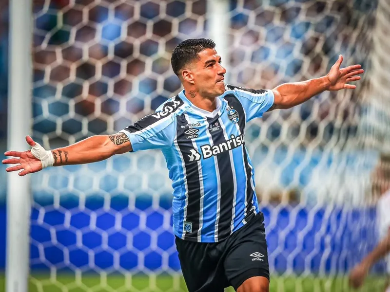 Luis Suarez bắt đầu sự nghiệp tại Gremio theo cách tốt nhất có thể, ghi hat-trick trong 38 phút.