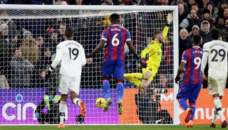 Nhưng thủ thành David de Gea dù xuất sắc vẫn bất lực nhận bàn thua.