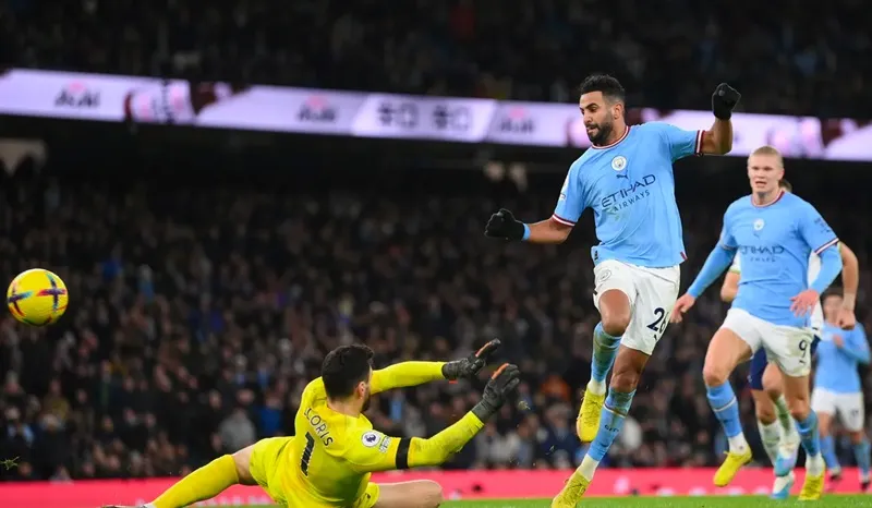 Mahrez khép lại ngày thi đấu thành công với pha bấm bóng ấn định chiến thắng 4-2.