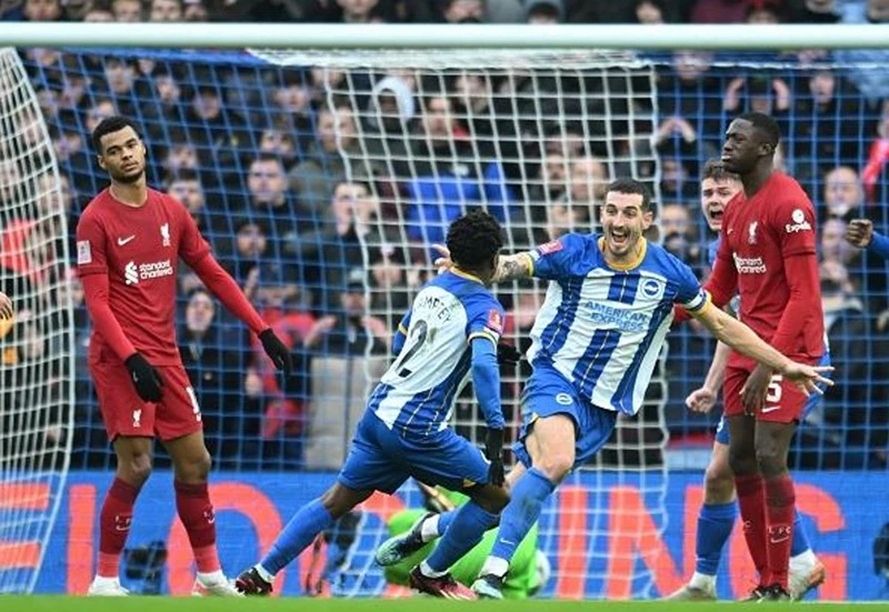 Liverpool trở thành cựu vô địch FA Cup sau thất bại 1-2 trước Brighton ở vòng 4.