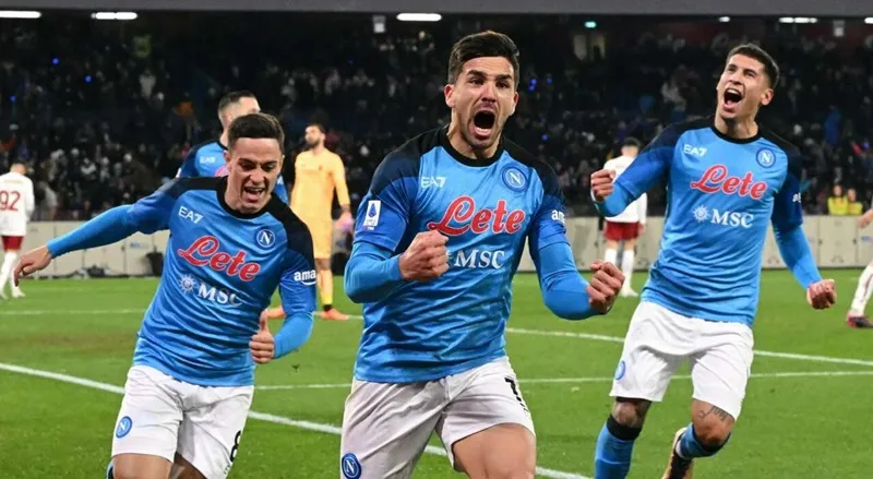 Napoli bỗng nhiên cao hơn tất thẩy khi các đối thủ đều cúi đầu.