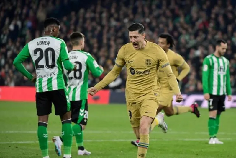 Robert Lewandowski ghi bàn ngay khi trở lại sau 3 trận treo giò.