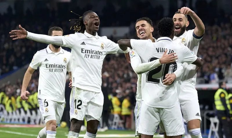 Real Madrid vẫn kém 5 điểm so với đội đầu bảng Barcelona sau lượt đi.