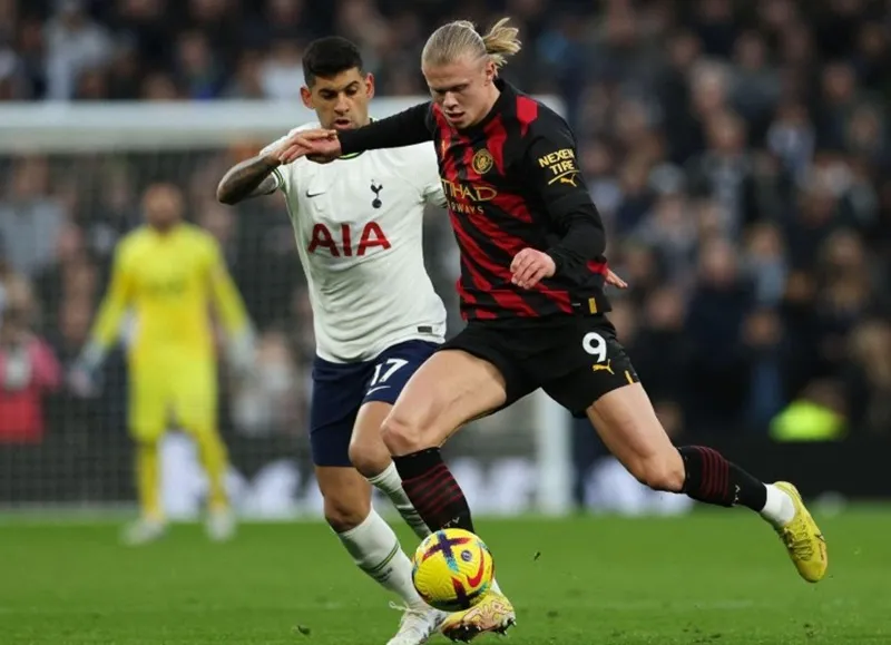 Những thay đổi của Pep xem ra đang “làm khó” Erling Haaland, người chơi mờ nhạt suốt trận.