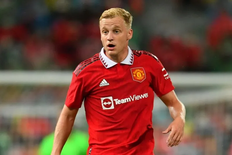 Không chỉ điền tên như một sự động viên, HLV Erik ten Hag gửi thông điệp rằng Donny van de Beek vẫn nằm trong kế hoạch mùa tới.