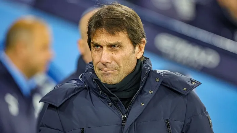 HLV Antonio Conte đã bay trở lại Anh vào thứ tư sau ca phẫu thuật túi mật.