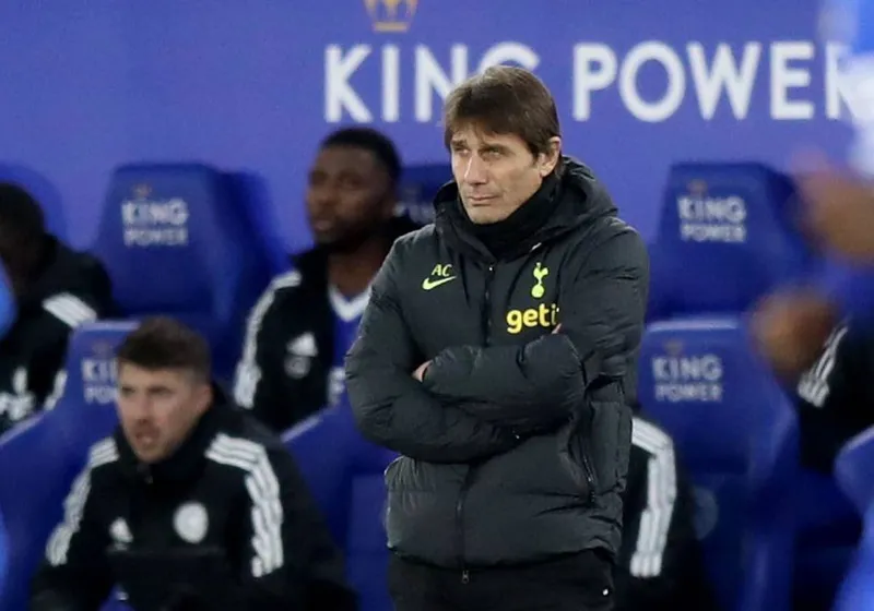 HLV Antonio Conte dù đã trở lại chỉ đạo sau phẫu thuật nhưng không thể tạo tác động. HLV Antonio Conte dù đã trở lại chỉ đạo sau phẫu thuật nhưng không thể tạo tác động.