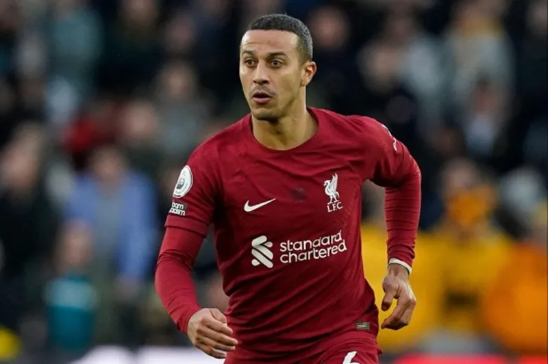 Thiago Alcantara có thể phải ngồi ngoài thêm 4 tuần nữa với chấn thương hông vừa gặp phải.