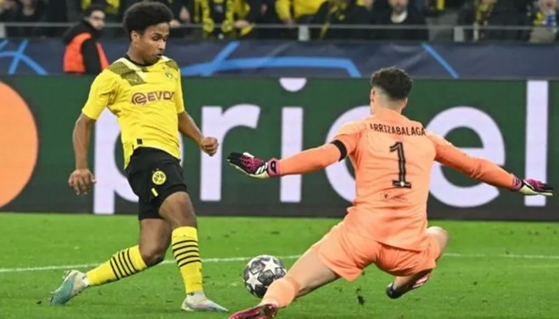 Karim Adeyemi vượt qua cả thủ môn Kepa Arrizabalaga và ghi bàn vào lưới trống.