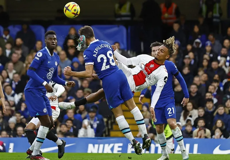 Tình huống đáng lo sợ đối với sức khỏe của Cesar Azpilicueta. Tình huống đáng lo sợ đối với sức khỏe của Cesar Azpilicueta.