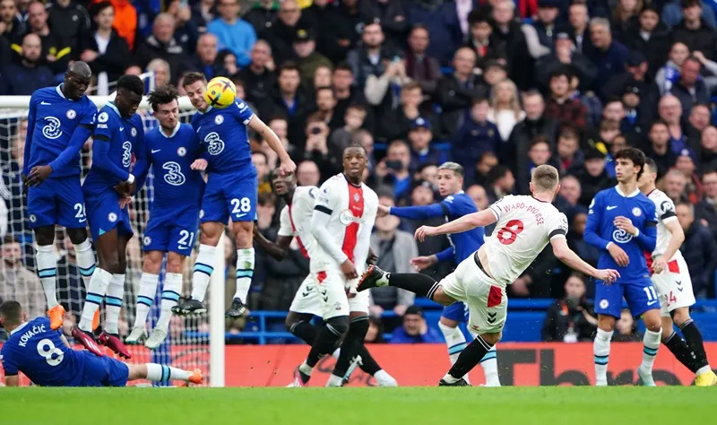 Cú sút phạt của James Ward-Prowse nhấn chìm Chelsea ngay tại Stamford Bridge.
