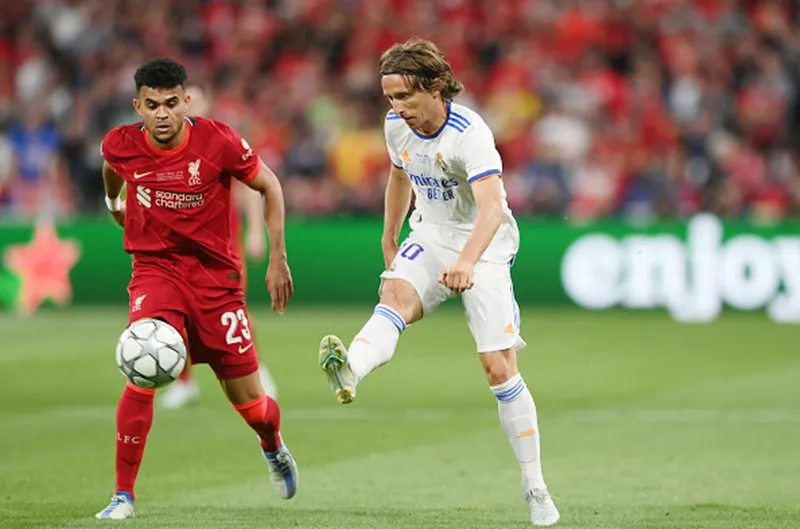 Sự nồng nhiệt, lối chơi cuồn cuộn như bản nhạc rock của Liverpool luôn vấp phải những giai điệu đa sắc thái từ phía Real.