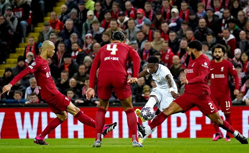 Tiền đạo trẻ Vinicius thoải mái trừng phạt Liverpool bằng một cú cứa lòng không tưởng.