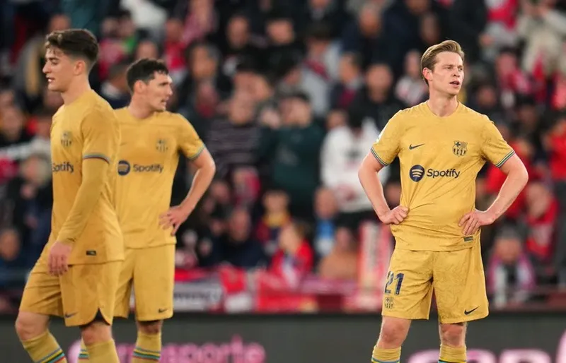 Tiền vệ Frenkie de Jong và các cầu thủ Barca thất vọng.