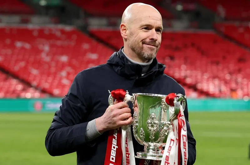 HLV Erik ten Hag hạnh phúc với danh hiệu cúp Liên đoàn.