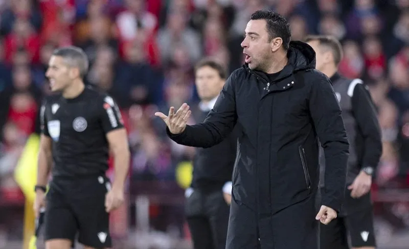 HLV Xavi Hernandez đã không giữ được bình tĩnh chứng kiến trận đấu tồi tệ nhất mùa giải.