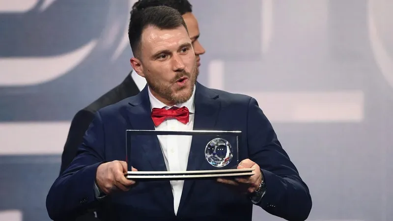 Marcin Oleksy trở thành người cụt chân đầu tiên đoạt giải FIFA Puskas.