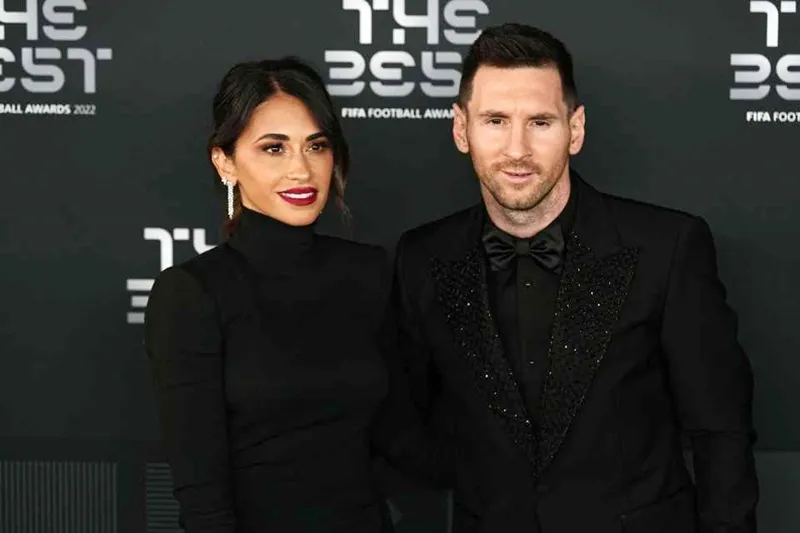 Messi và vợ Antonela Roccuzzo tại lễ trao giải Cầu thủ nam xuất sắc nhất FIFA. Messi và vợ Antonela Roccuzzo tại lễ trao giải Cầu thủ nam xuất sắc nhất FIFA.
