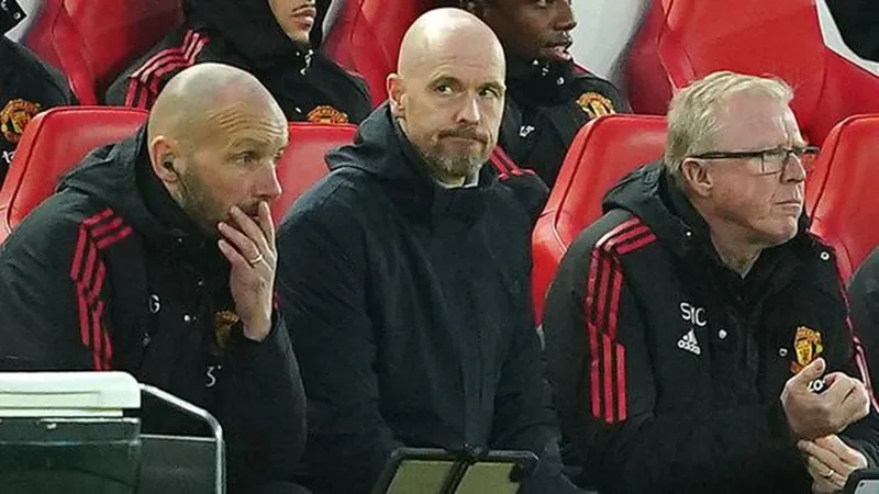 HLV Erik ten Hag đành bất lực trước thế trận vỡ vụn tại Anfield.