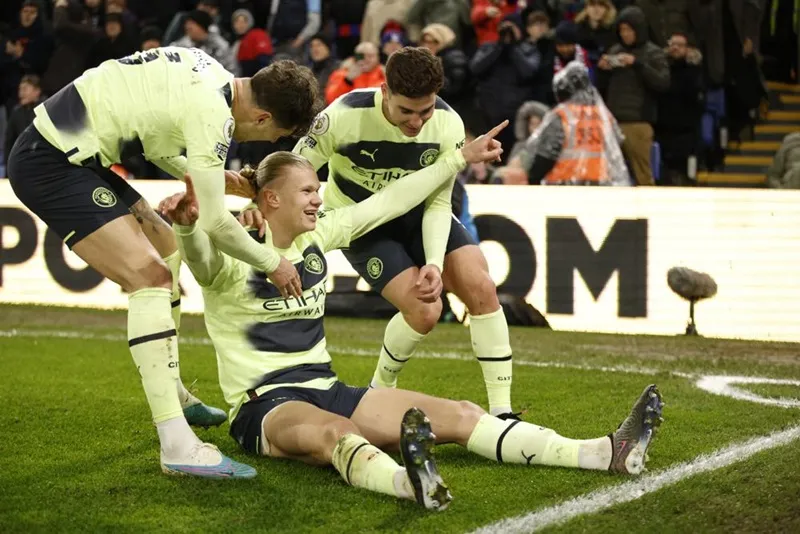 Haaland sút thắng quả phạt đền, ghi bàn thắng thứ 28 tại Premier League mùa này.