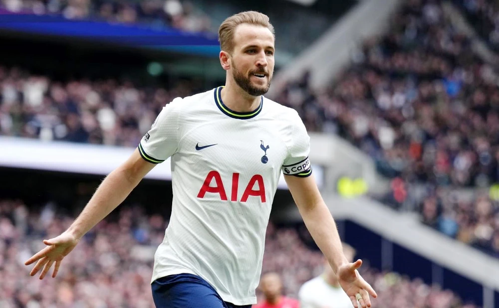 Harry Kane ghi cú đúp nâng số bàn thắng mùa này lên con 20 bàn. 