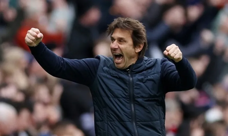 HLV Antonio Conte mừng chiến thắng với phong cách mạnh mẽ quen thuộc. HLV Antonio Conte mừng chiến thắng với phong cách mạnh mẽ quen thuộc.