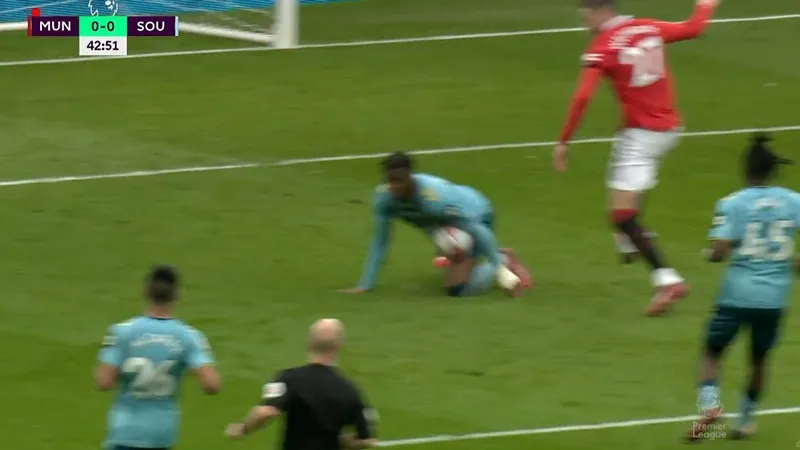 Tình huống bóng chạm tay Armel Bella-Kotchap mà Man.United tin cần được hưởng phạt đền. Tình huống bóng chạm tay Armel Bella-Kotchap mà Man.United tin cần được hưởng phạt đền.