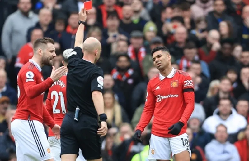 Casemiro nhận thẻ đỏ trực tiếp lần thứ 2 trong 3 trận ra sân gần nhất ở Premier League.